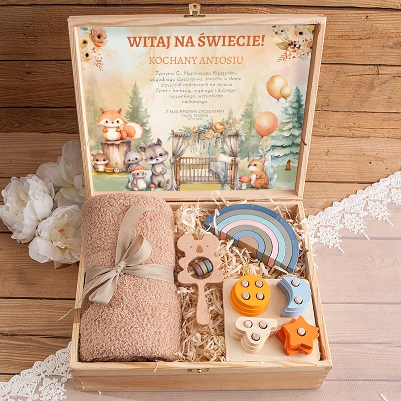 Personalizowany PREZENT na narodziny dziecka w skrzyni Z PODPISEM Kocyk i drewniane zabawki